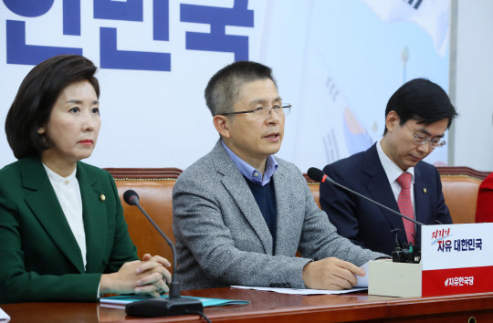 발언하는 황교안 대표      (서울=연합뉴스) 진성철 기자 = 자유한국당 황교안 대표가 18일 국회에서 열린 최고위원회의에서 발언하고 있다. 2019.11.18      zjin@yna.co.kr  (끝)